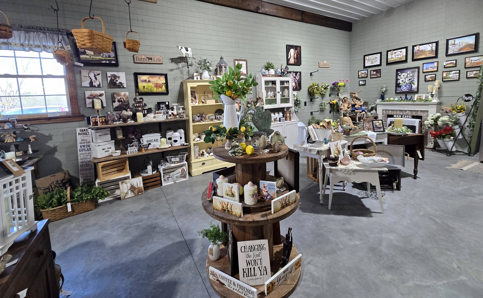 Farmhouse décor & country home accents